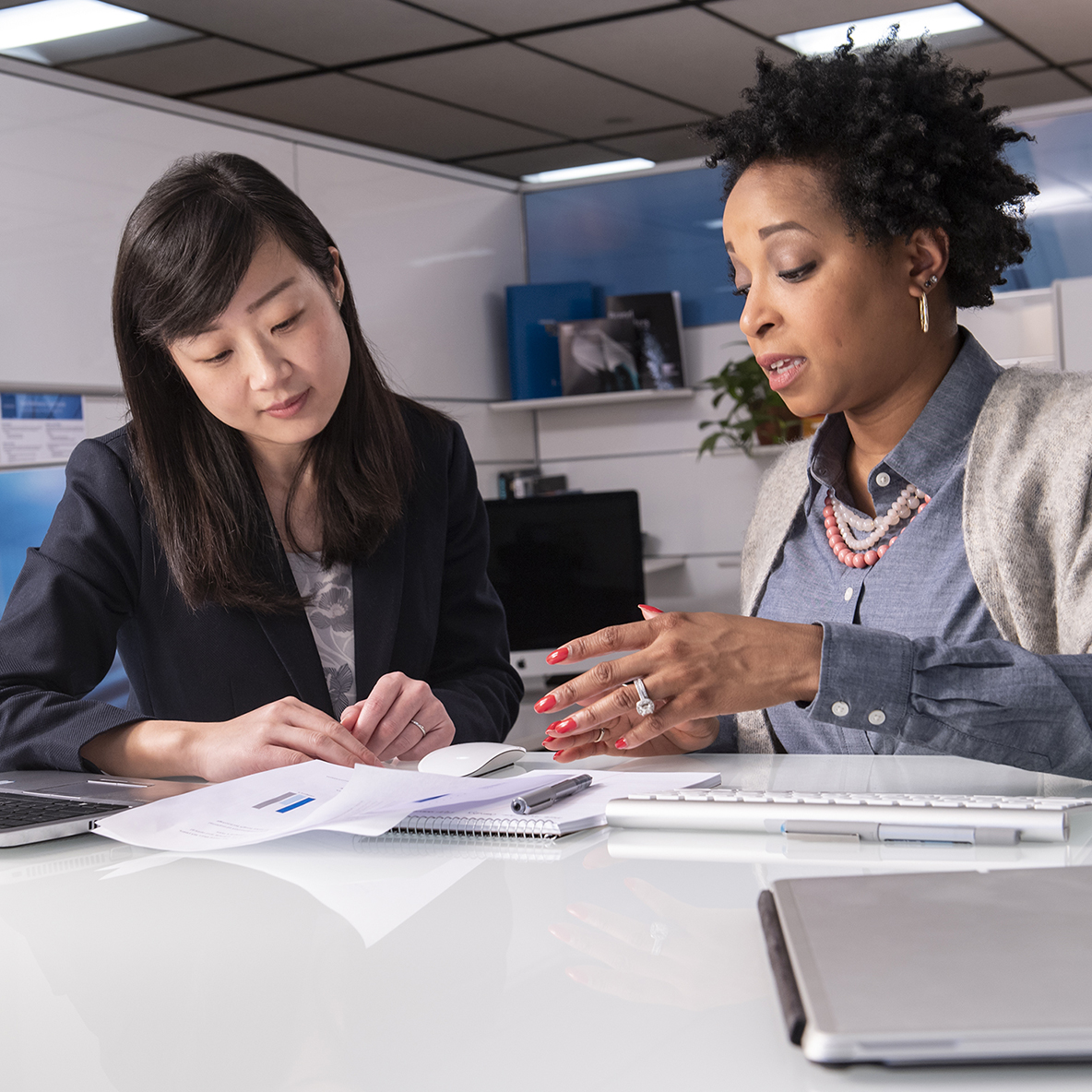 Careers_CampusPrograms_LEAD_employee_GroupOfTwo_women_1184x1184_09032020