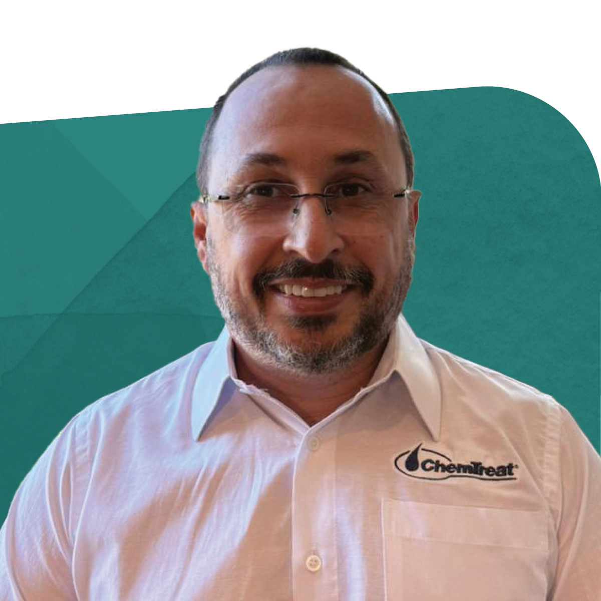 Evandro Medeiros, Corporate Account Manager and Vertical Leader of Heavy Industries in Brazil, smiling against a teal background