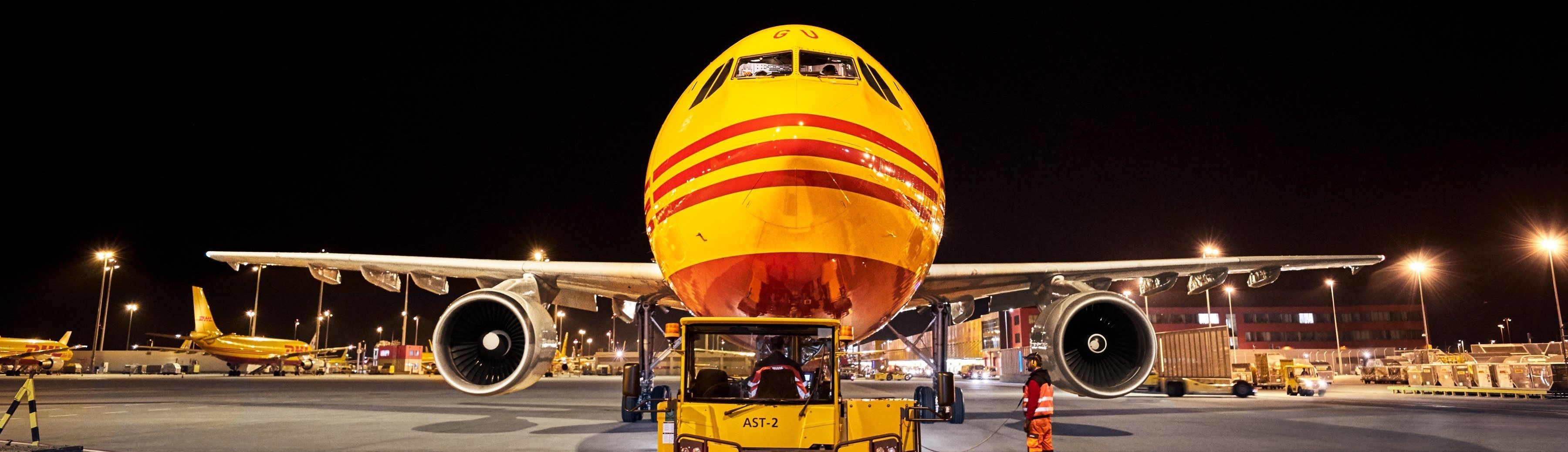 Zwei Auszubildende stehen im Büro am DHL Drehkreuz Leipzig