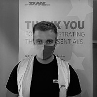 Foto ritratto in bianco e nero di Krystian Stelmach con indosso una mascherina