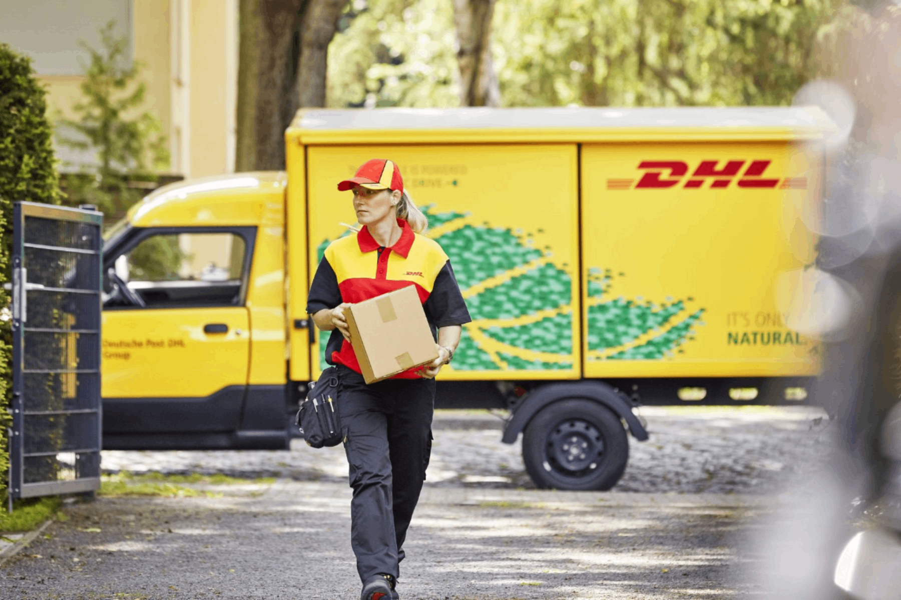 Посылка автобусом из москвы. Deutsche Post куртка. Посылки автобусом. Deutsche Post DHL. Водитель Амазона полн автобус посылок.