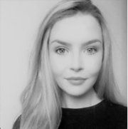 Foto ritratto in bianco e nero di Kate Millican