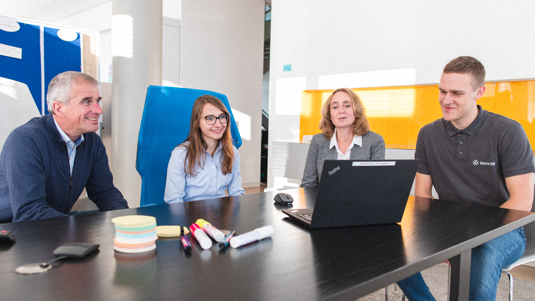 Online72DPI-Ausbildung_kaufm-stud.Ausbildung_STU_Interaktion_AzubiundAusbilder