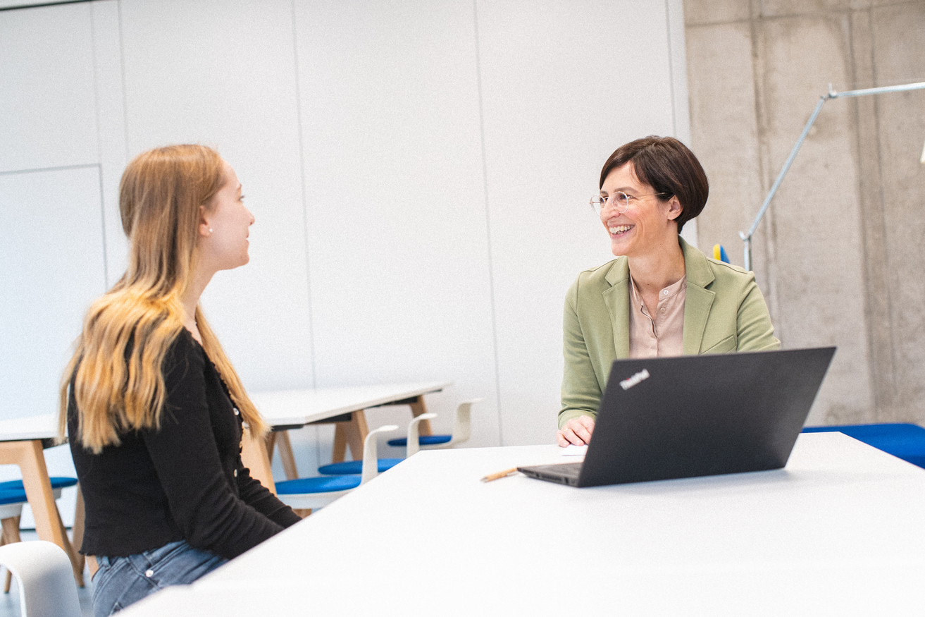 Online72DPI-Ausbildung_kaufmännisch-studentischeAusbildung_BIB_Interaktion_08