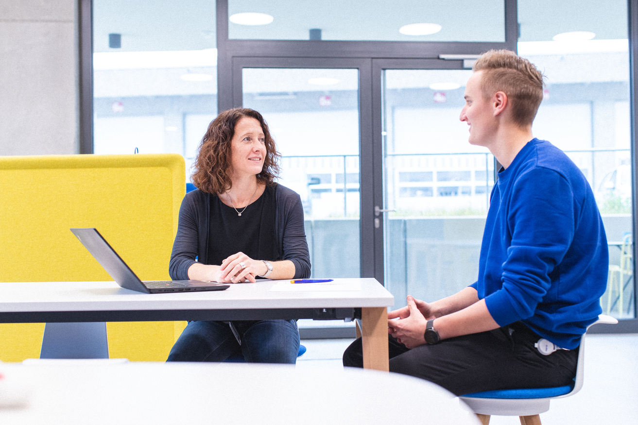 Online72DPI-Ausbildung_kaufmännisch-studentischeAusbildung_BIB_Interaktion_09