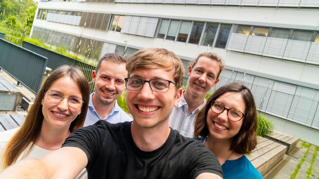 Gruppe junger Leute macht ein Selfie.