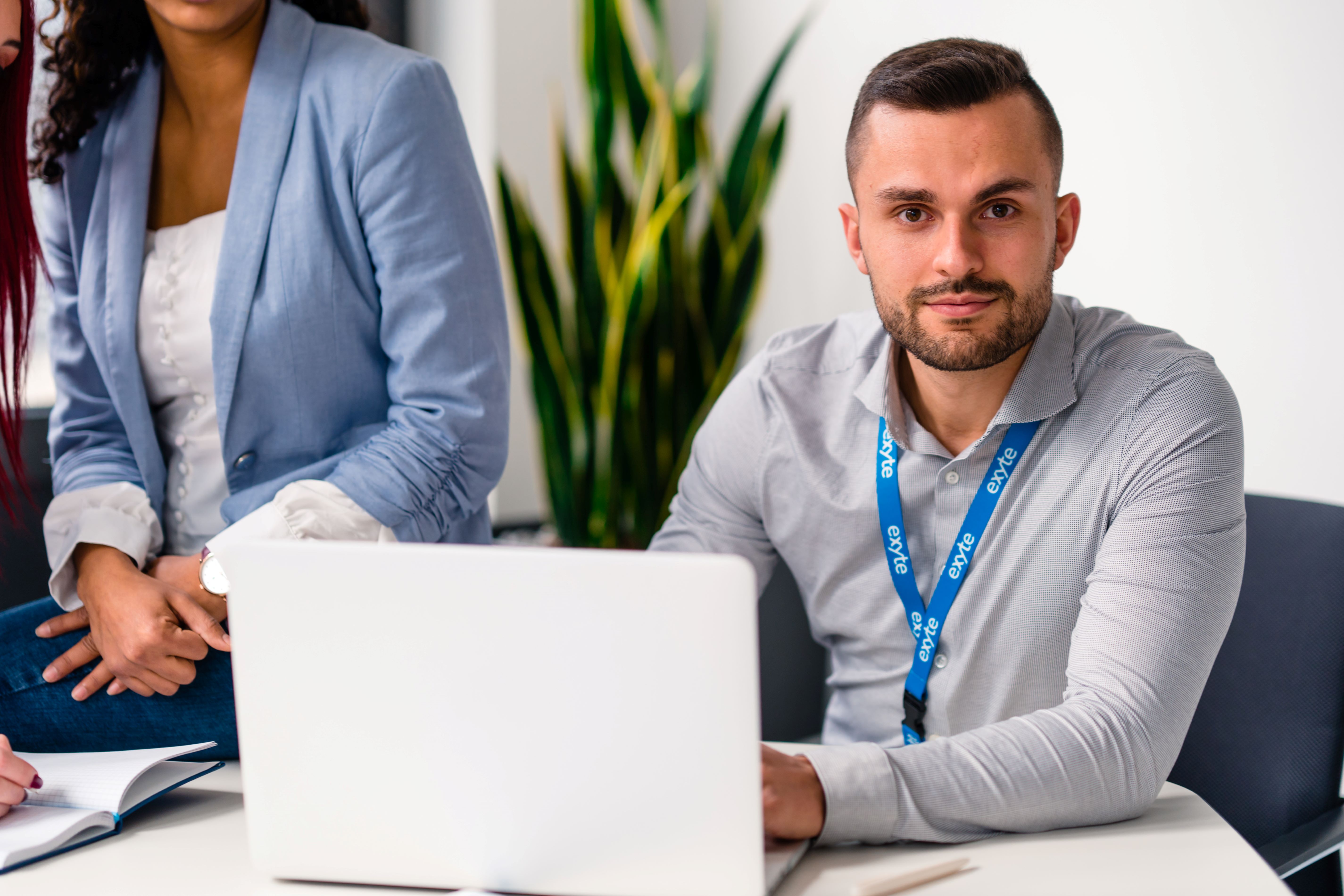 Two employees in dialogue