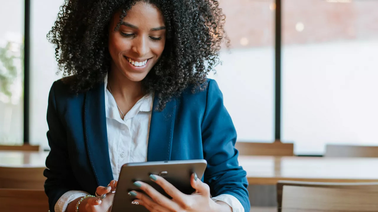 woman-looking-at-news-ipad