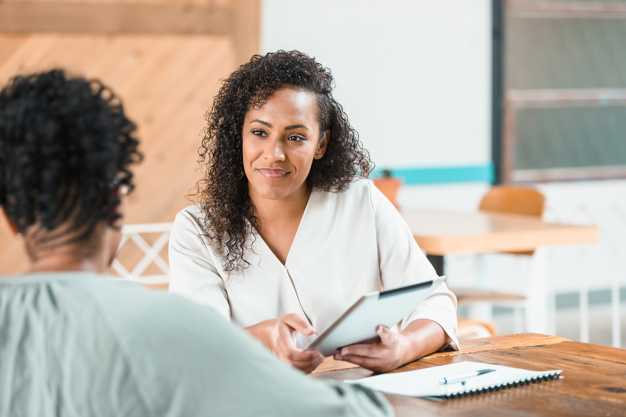 Zwei-Personen-am-Tisch