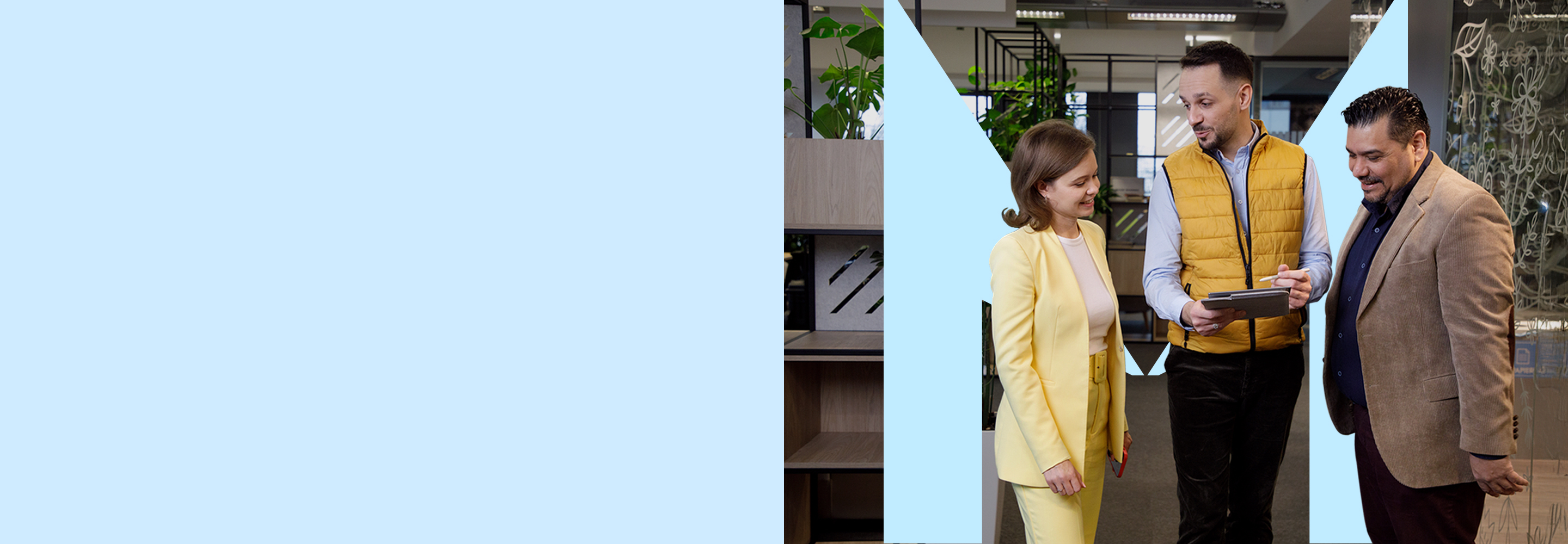 careers-warsaw-ow-students-and-early-colleagues-talking-with-ipad-hero-2880x1000