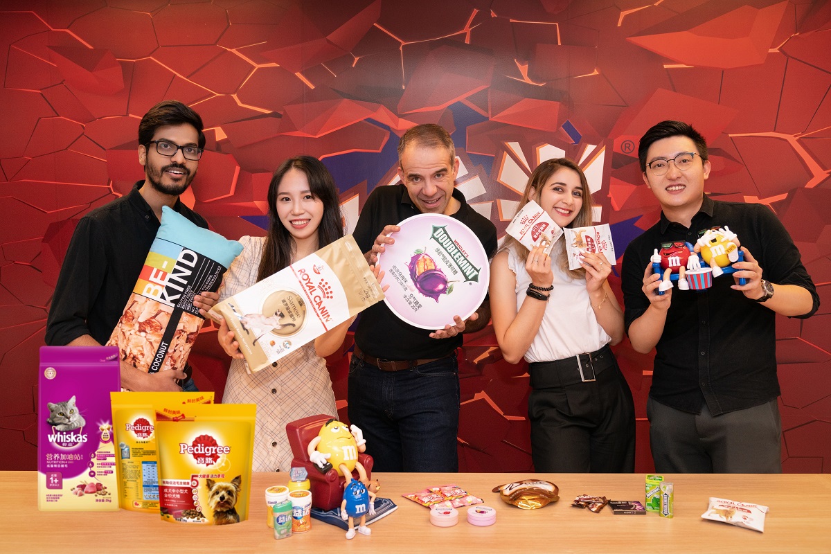 A image of 5 Mars Associates posing with Mars products in their hands