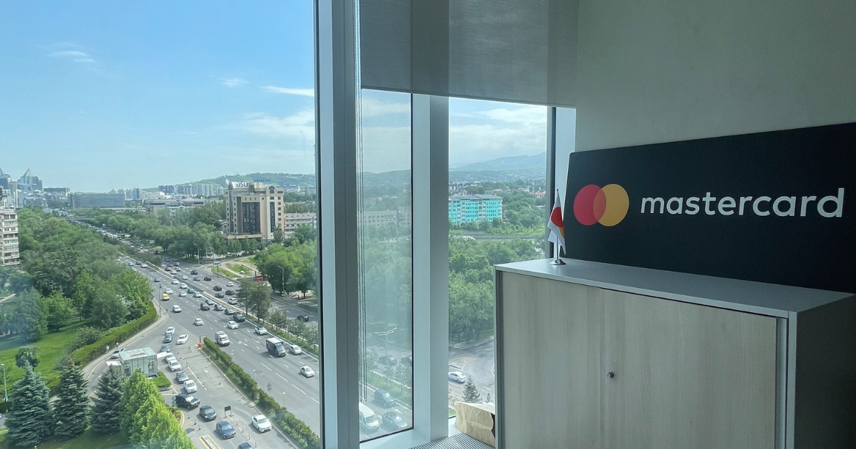 Үлкен есігі билеп, сәуегейлейді