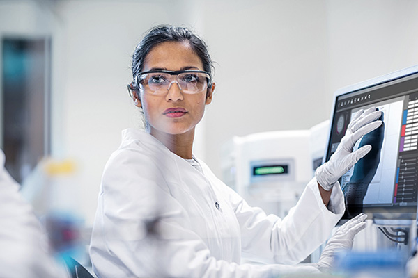 Scientists_working-on-computer-in-lab_lo_96dpi