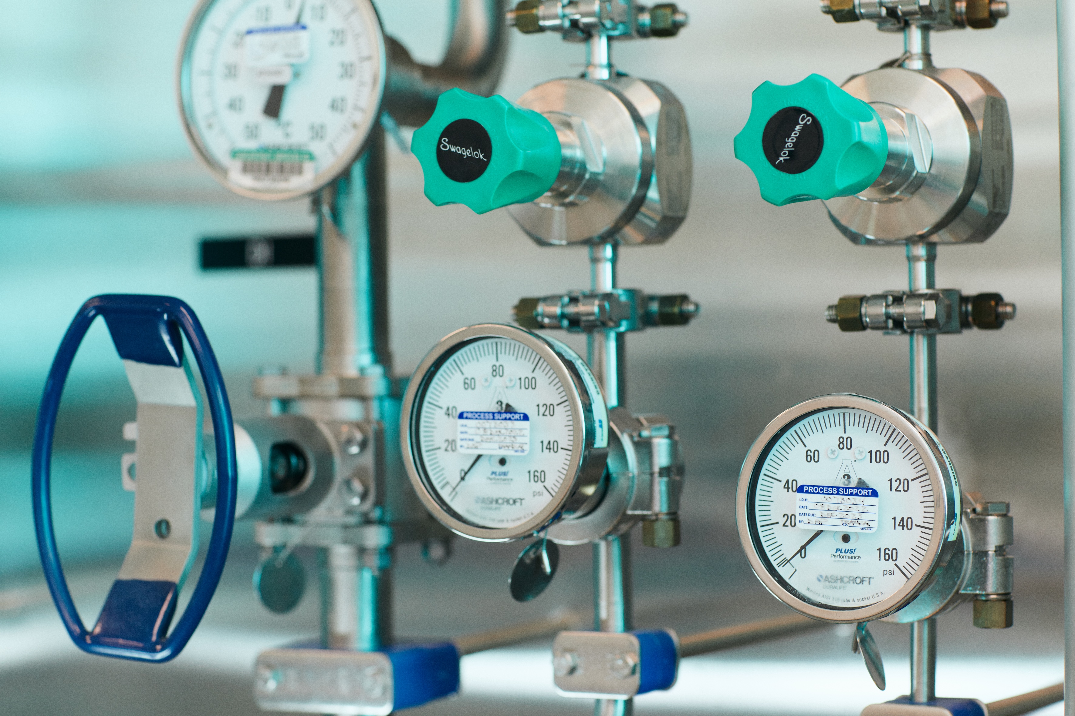 Pressure-gauges-close-up_HI