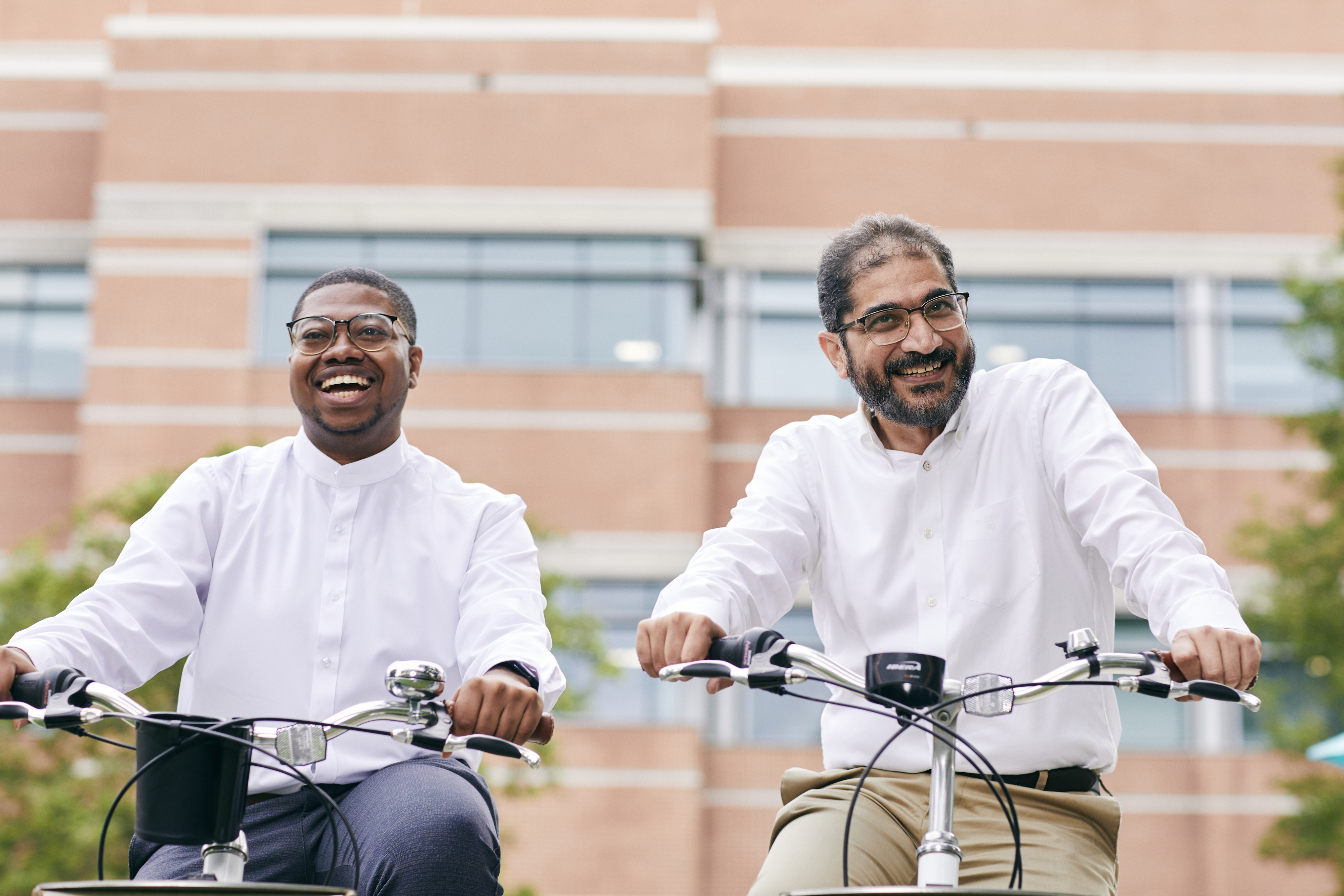 Riding-bikes-around-campus_HI1