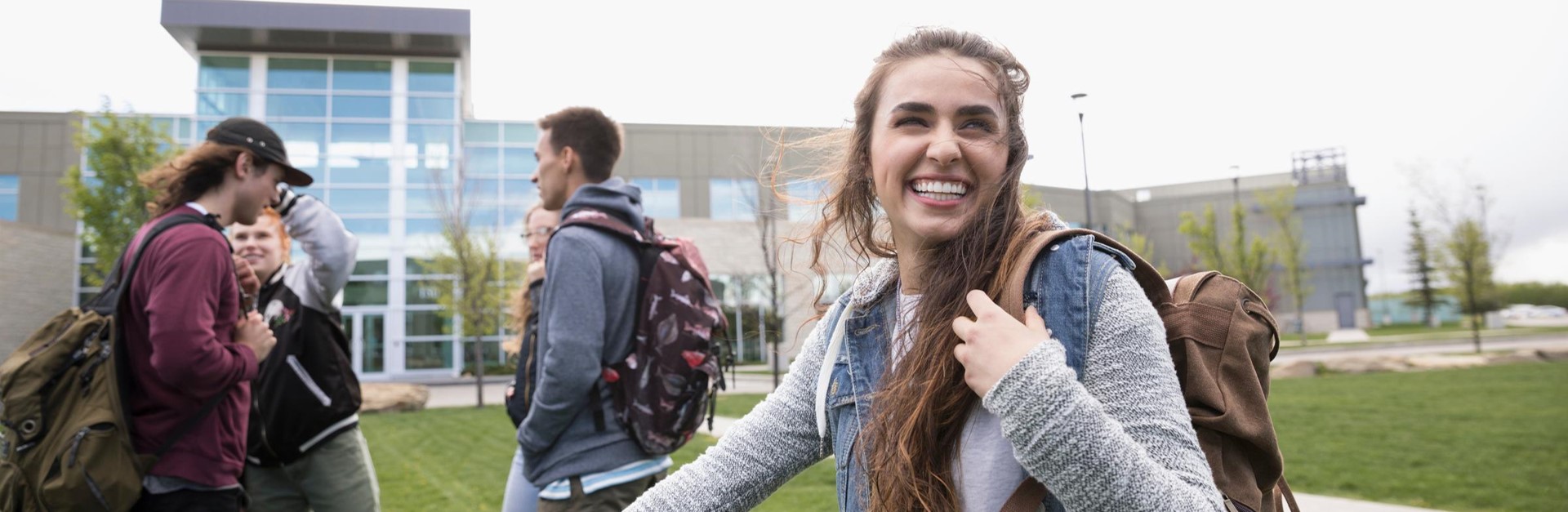 Étudiant souriant à l’extérieur 