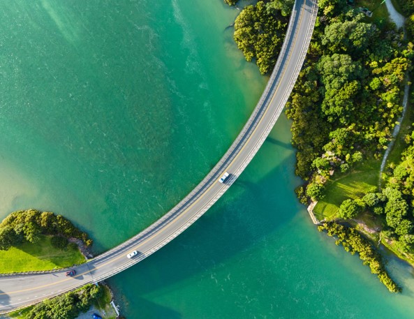 Une route au-dessus de l’eau 