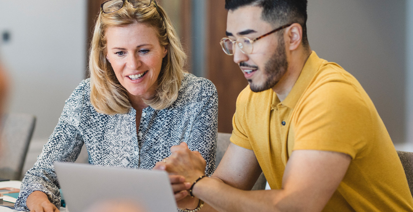 a hiring manager working with her new hire for training