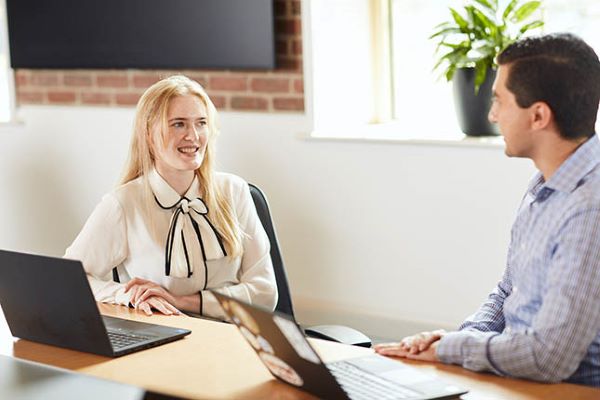 Colleagues-talking-with-laptops_LO