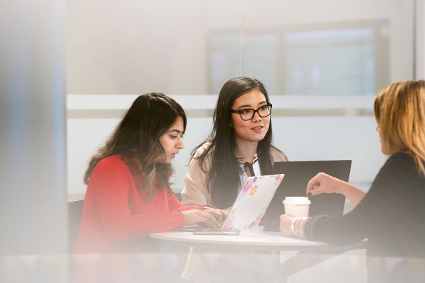 Our-employees_group-discussion-at-table-0213-1_lo_96dpi