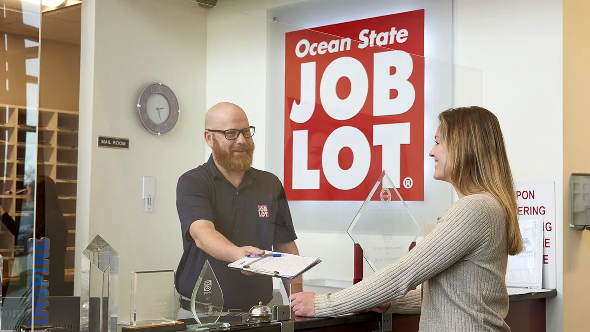 Hiring-Collateral_2024_Lobby_HR_Corporate_20242436