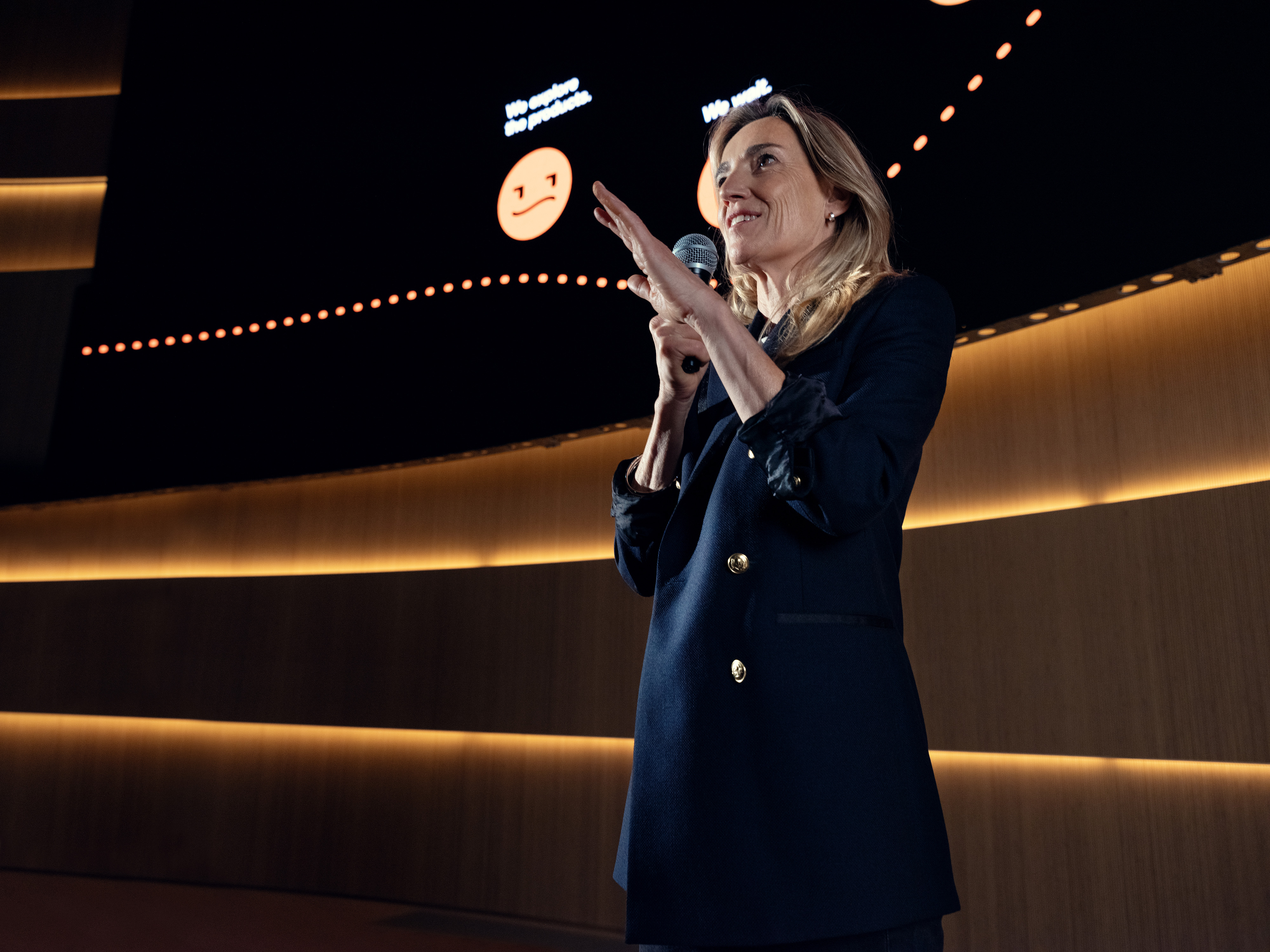 04_ONSTAGE_INSPIRINGLEADER_SOLO_LORAINNE_0453