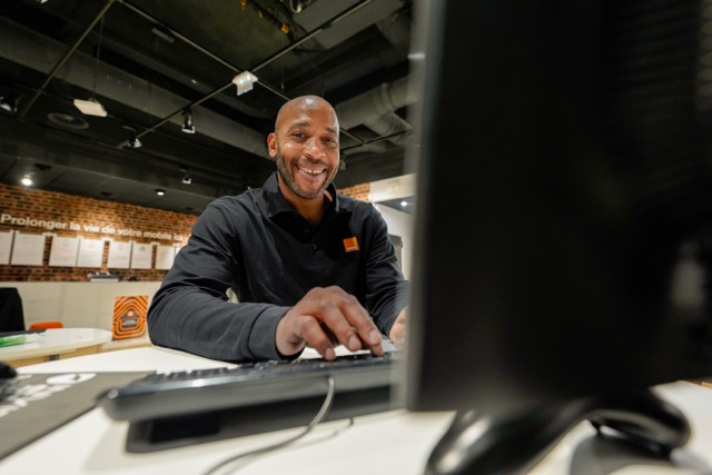 Smiling Orange advisor at desk