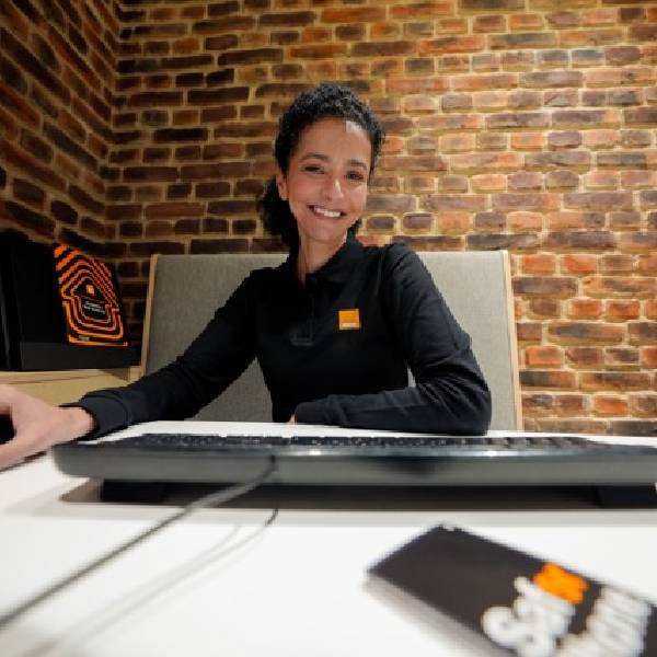 Welcoming Orange advisor at desk