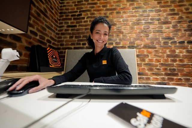 Welcoming Orange advisor at desk