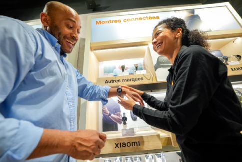 Orange advisor showing a smartwatch