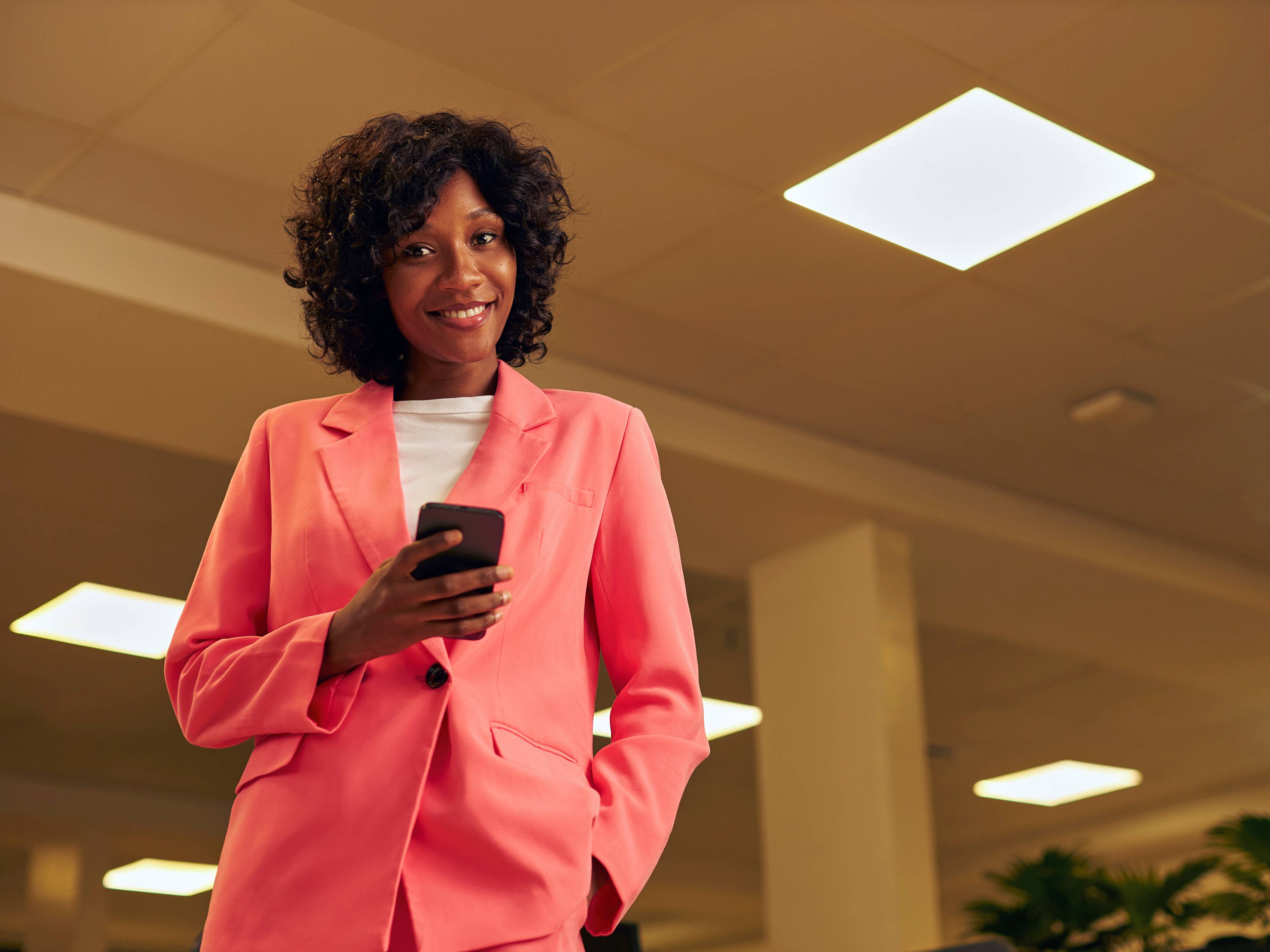 Orange corporate photo - portrait femme veste rose