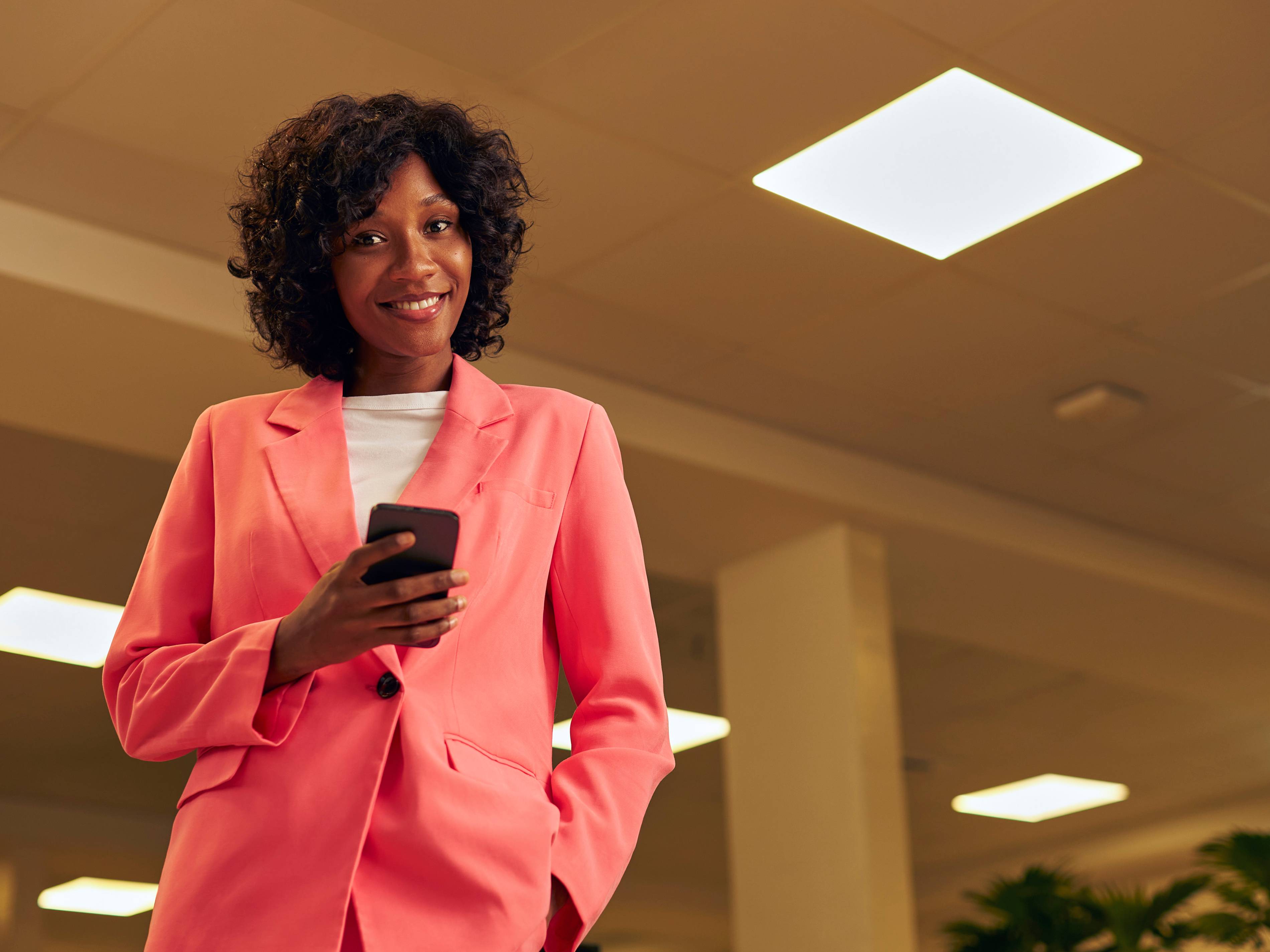 orange-portrait-femme-veste-rose