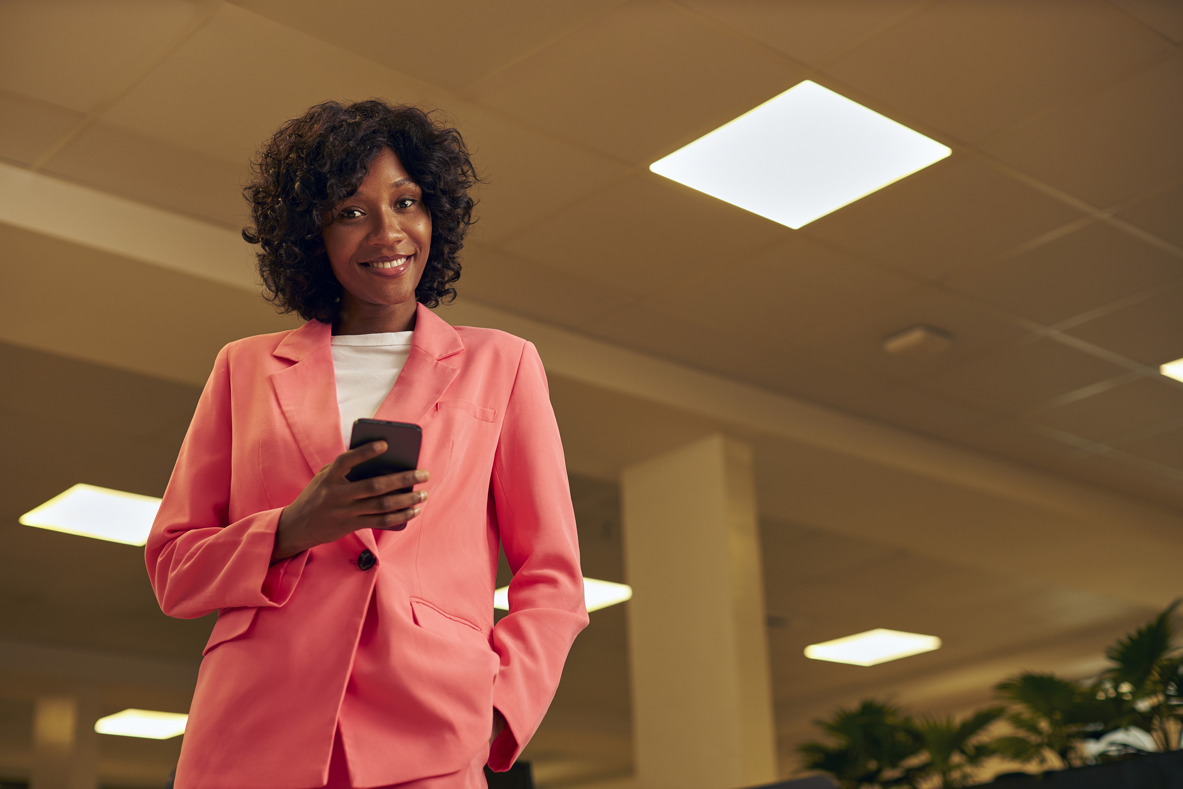 Orange corporate photo - portrait femme veste rose