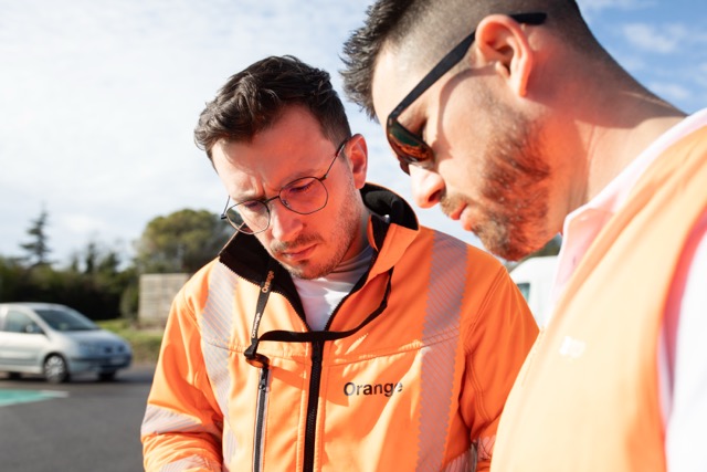 Orange corporate photo - techniciens plan