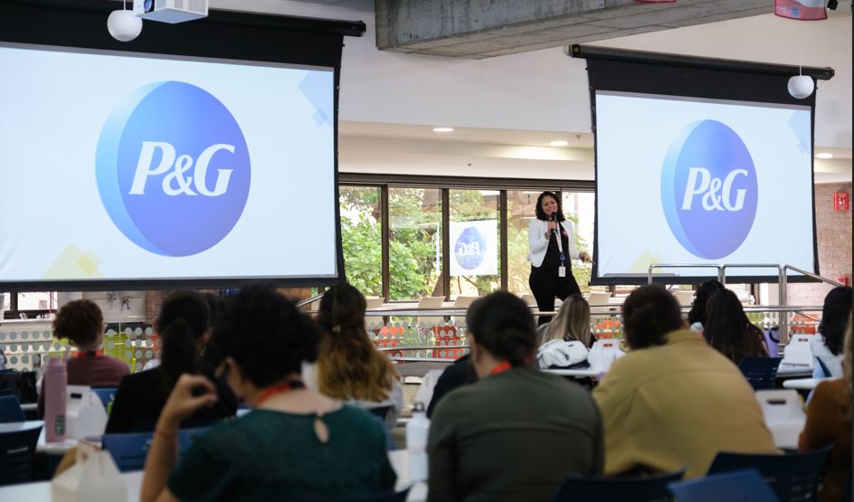 foto de una empleada de P&G exponiendo