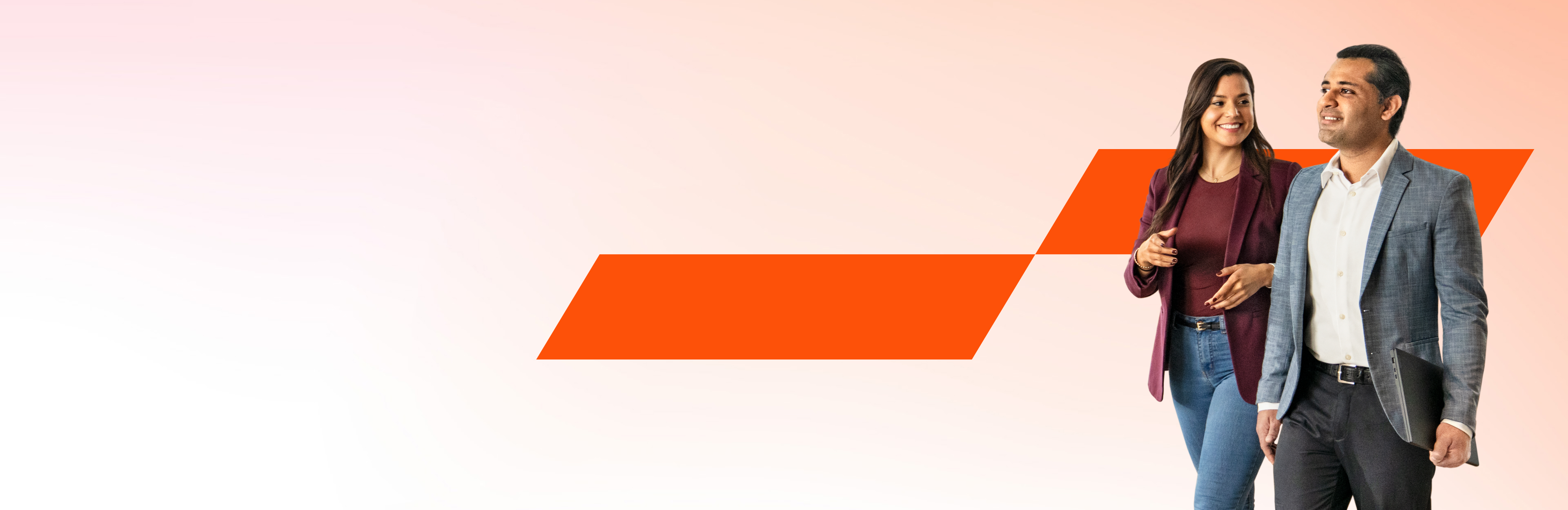 PwC Kollegen laufen durchs Büro und unterhalten sich