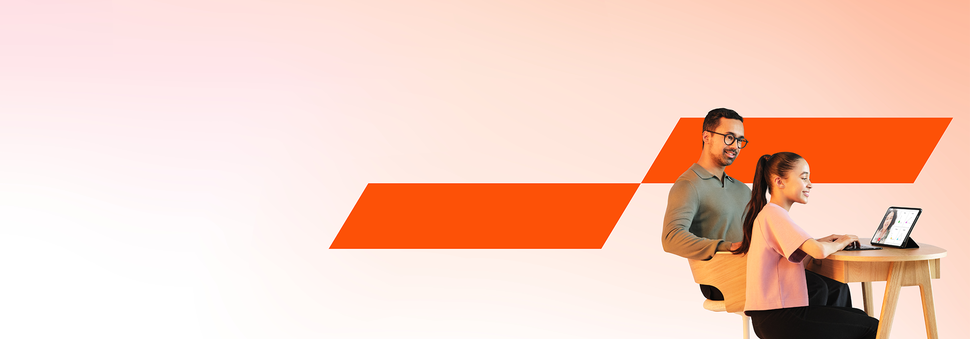 Vatrer und Tochter sitzen gemeinsam am Schreibtisch