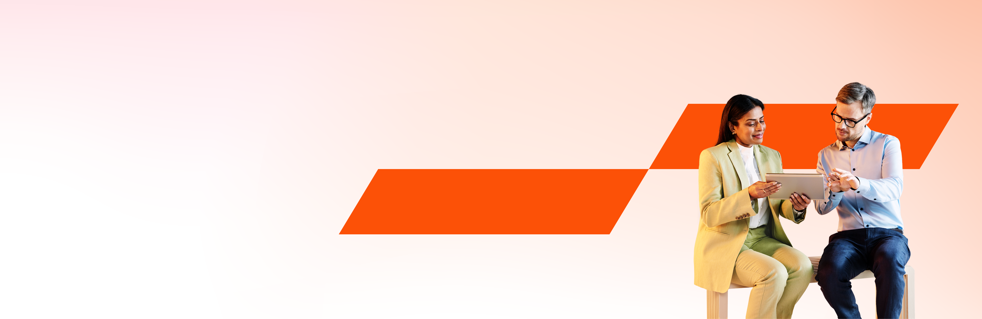 Geschäftsleute sitzen und schauen auf ein digitales Gerät