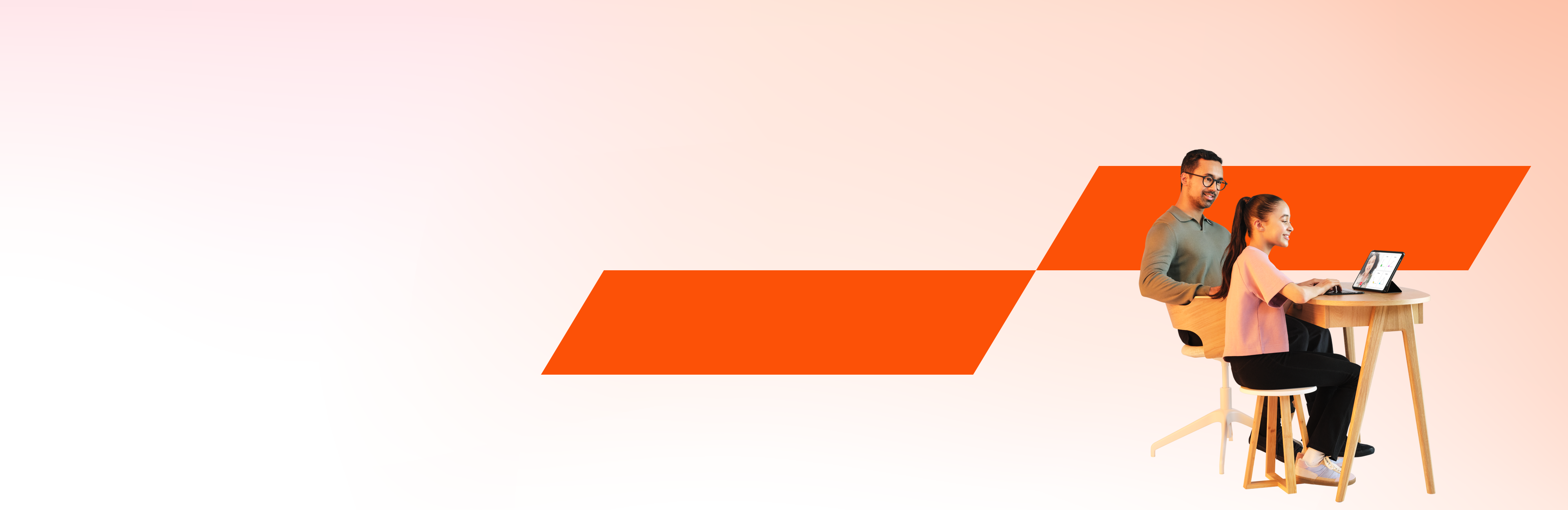 Vater und Tochter sitzen am Tablet