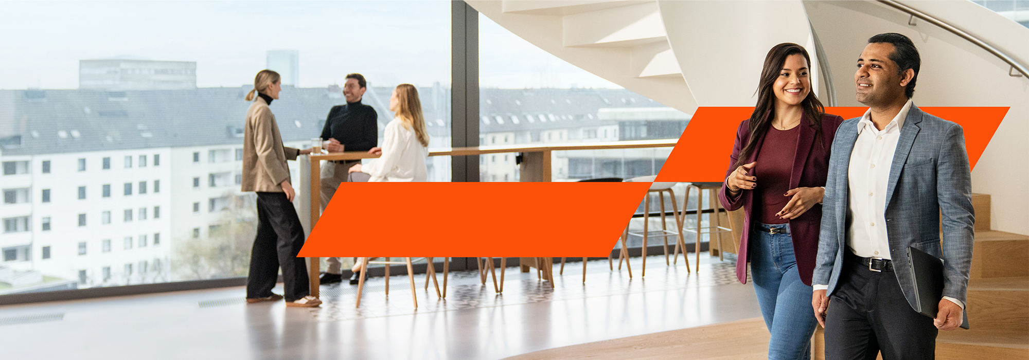 Zwei Consultants laufen gemeinsam durch das Büro und unterhalten sich