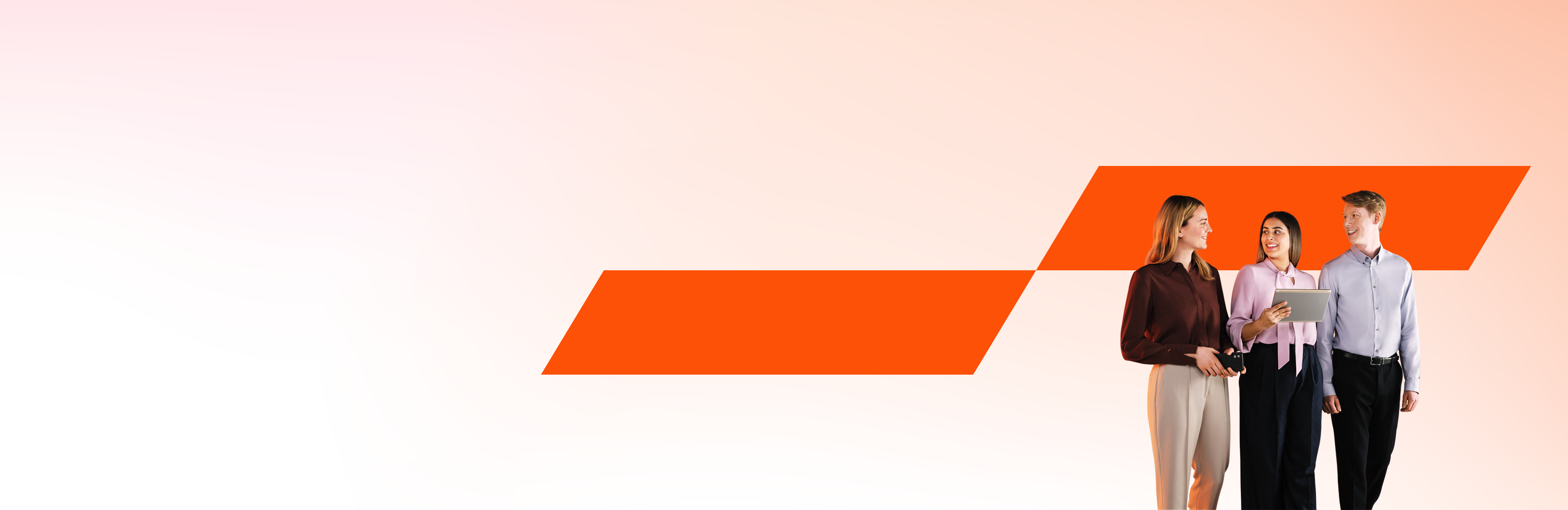 Gruppe von drei Fachleuten in einer Diskussion, die ein Smartphone und ein Tablet in den Händen halten