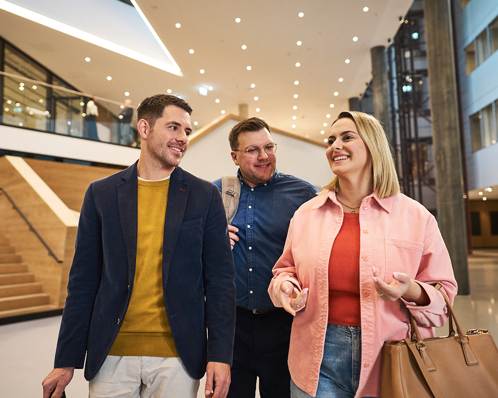 Teammeeting. in dem das Team einer Frau bei Pitch zuhört