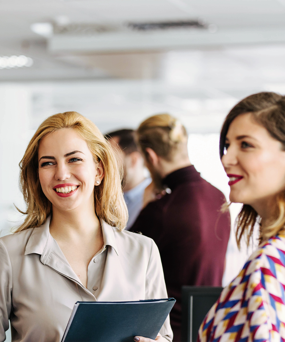 Zwei Frauen lächeln in die Kamera