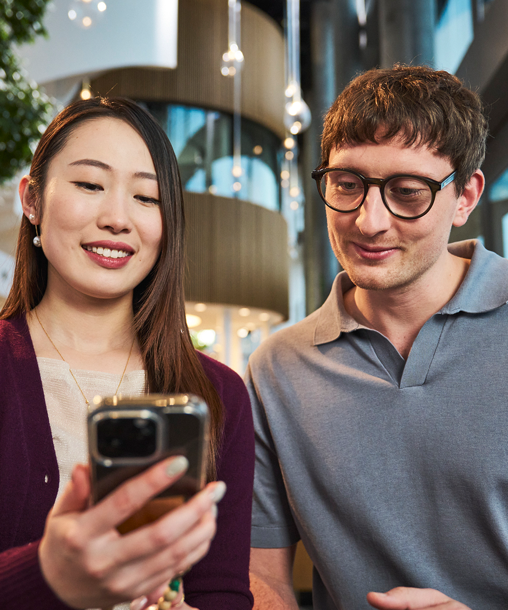 Zwei Frauen lächeln in die Kamera