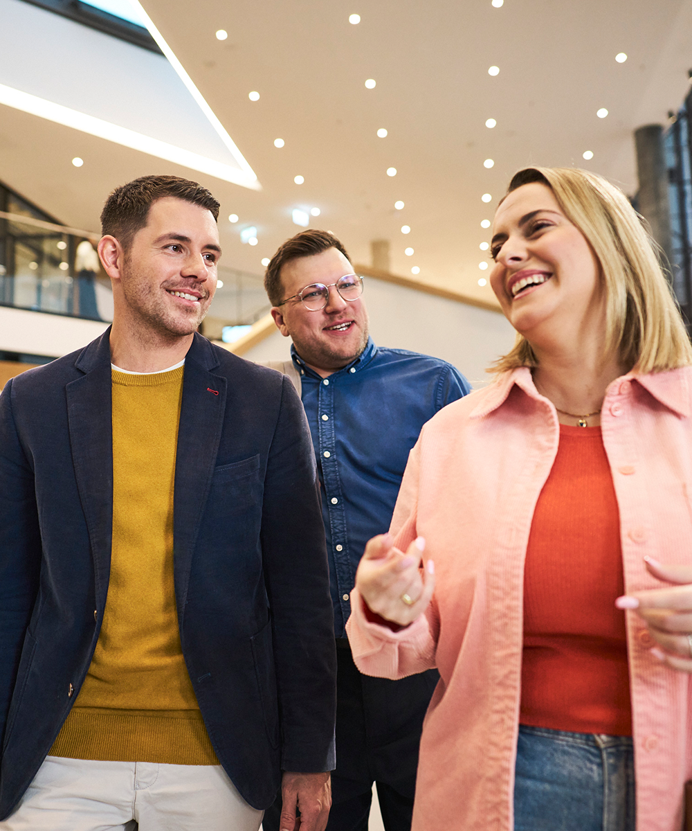 Team läuft gemeinsam durchs Büro