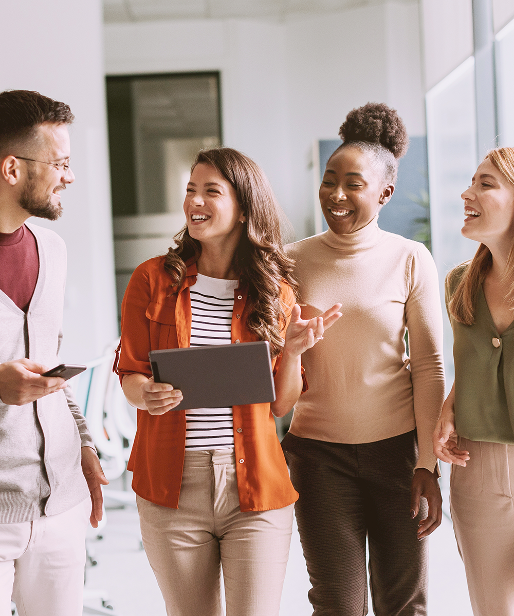 Team läuft gemeinsam durchs Büro