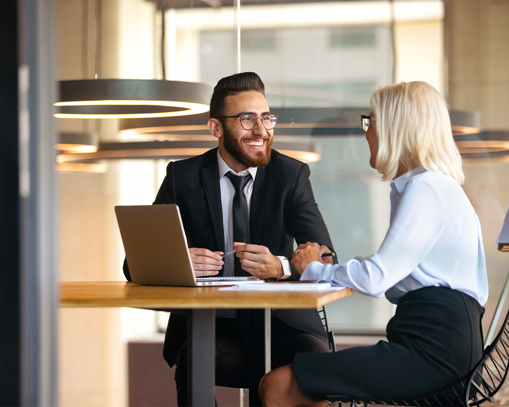 Support_1000x800_Businessmaninaconsultingmeeting