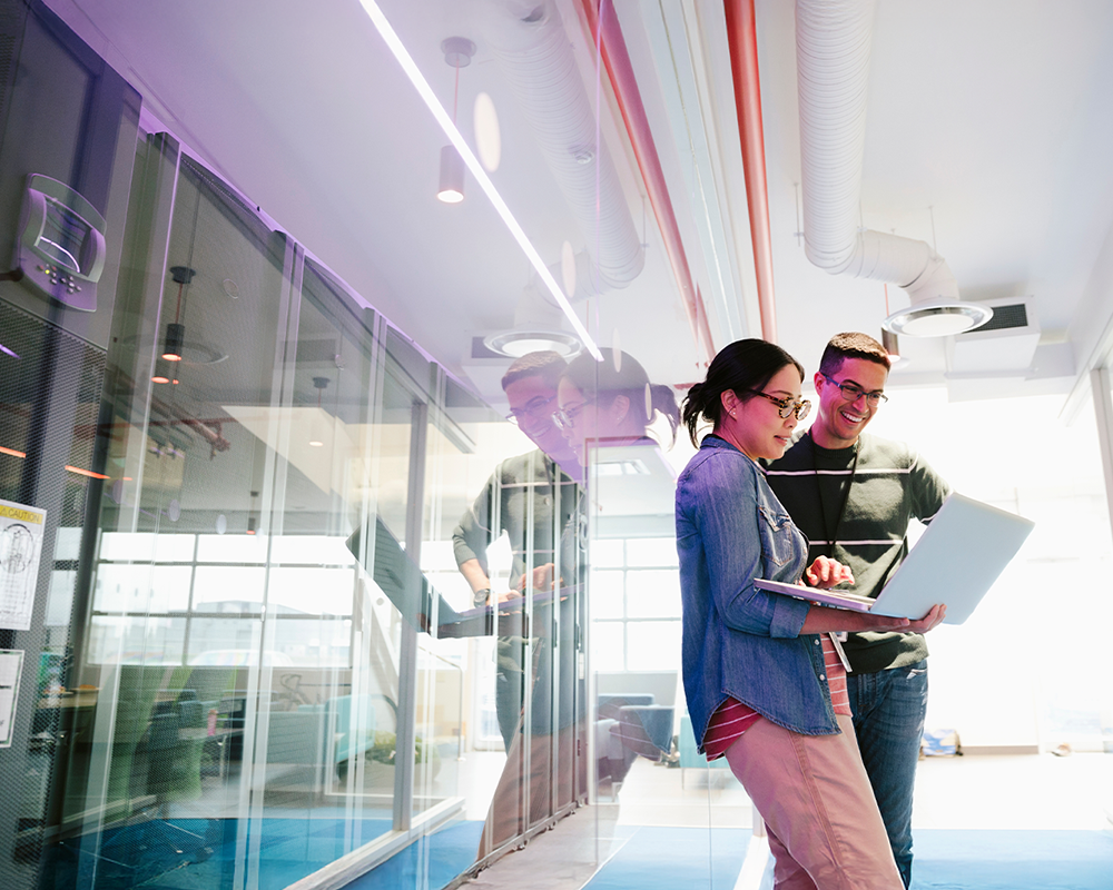 IT-Techniker außerhalb des Serverraums