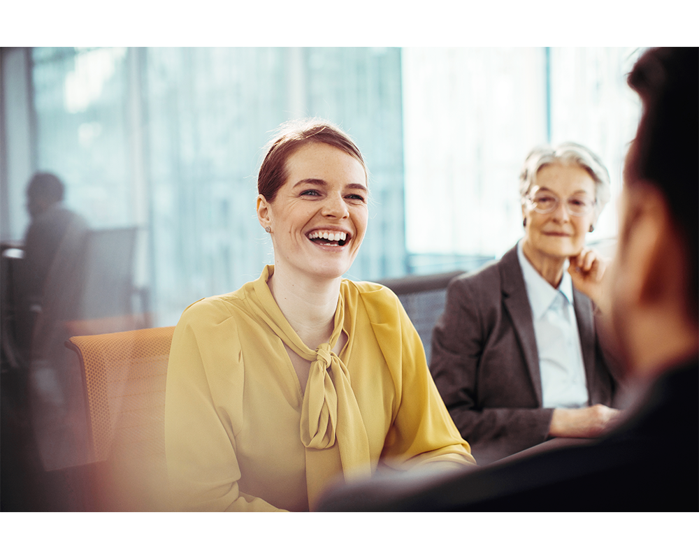 Support_1000x800_Joyfuldialoguecapturedfrombehind