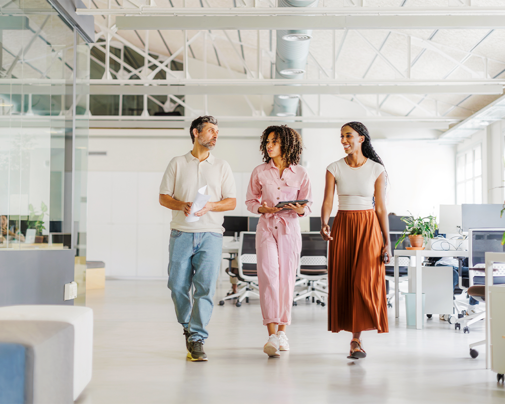 Geschäftsfrau hält Tablet